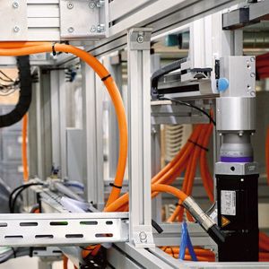 Die synchronen Servomotoren der Baureihe CMP bieten nicht nur eine hohe Dynamik, sondern lassen sich dank ihrer kompakten Bauweise auch in engen Bauräumen platzieren. (Bild:  SEW)