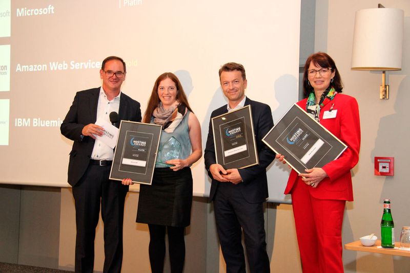Die Gewinner der Kategorie „Cloud Provider“: Microsoft (Jessica Bois), Amazon Web Services (Klaus Bürg) und IBM Bluemix (Andrea Overthun). (Bild: Vogel IT-Akademie)