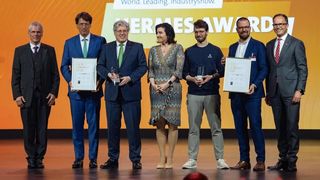 Die Entscheidung ist gefallen! Den Hermes Award 2026 konnte sich Schaeffler sichern (linke Urkunde und Trophäe). Was den Start-up Award angeht, so gewannen diesen die Schweizer Batterietüftler von BTRY (rechte Urkunde nebst Trophäe). (Bild: Deutsche Messe)