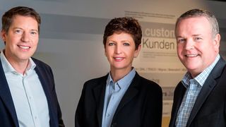 Jan Vercammen (General Manager Egemin), Barbara Wladarz (General Manager Dematic Central Europe) und Jeff Moss (Vice President Dematic International). (Dematic)