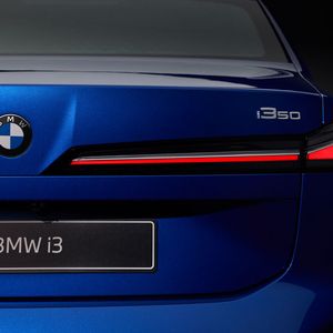 The i3 will arrive at dealerships in fall 2026. The price list is expected to start at around 65,000 euros.(Image: BMW)