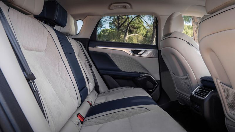 Der Innenraum ist angenehm großzügig gestaltet und auch im Fond ist ausreichend Platz. (Bild: Autoren-Union Mobilität / Wey)