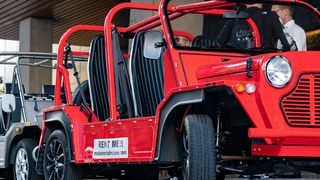 In Bonbonfarben lackiert, steht der Mini Moke neben Luxuslimousinen und Supersportwagen als Strandshuttle vor den Designhotels. (BMW)