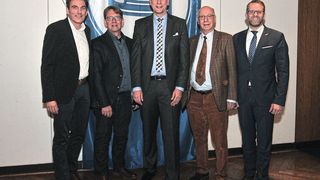 Führungsteam der Kfz-Innung Niederrhein: (v.li.) Andrè Lackermann, Georg Thissen (beide stellv. Obermeister) René Gravendyk (Obermeister), Ulrich Lauff (stellv. Obermeister) und Holger Benninghoff (Geschäftsführer). (Bild: Zietz/»kfz-betrieb«)