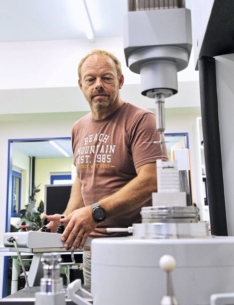 Maximale Präzision: Auf einer hochgenauen Messmaschine prüfen Werner Buschor und seine Mitarbeiter die Bauteile.  (Kern Microtechnik)