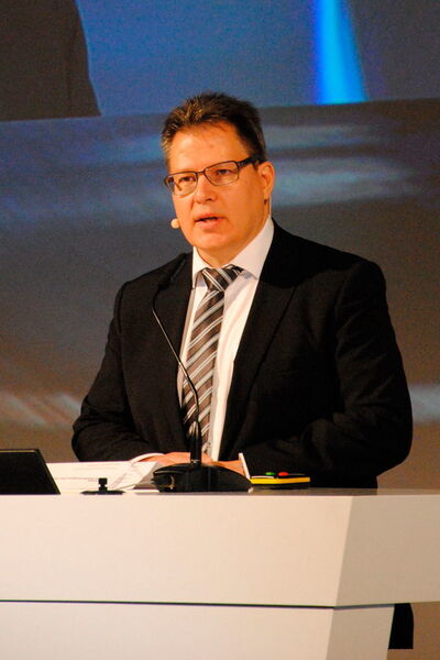 Thomas Wahl, Vizepräsident des Verbands Deutscher Dacia und Renault Partner, war froh, dass der Veranstaltungsort Platz für alle Sponsoren bot.  (Baeuchle/»kfz-betrieb«)