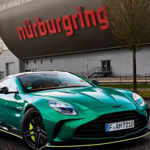 Unter der langen Fronthaube steckt ein äußerst potenter Mercedes-V8.(Bild:  Aston Martin)