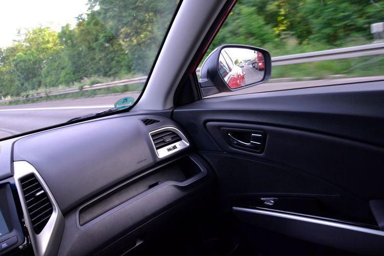 Der Innenraum des Tivoli weist sehr viele Stau- und Ablagefächer auf. Eines davon befindet sich über dem Handschuhfach. (Michel / »kfz-betrieb«)