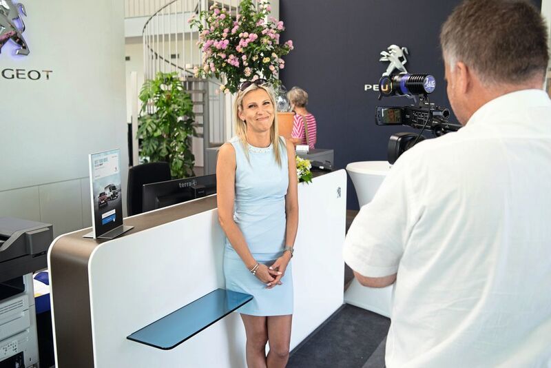 Verkaufsexpertin Julia Albrecht erläutert einem Fernsehteam die Vorzüge des neuen Standorts.  (Autohaus Panzer)