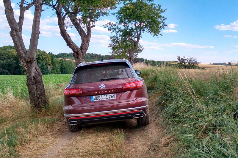 Um die Größe nicht in übertrieben hohen Verbrauch zu übersetzen, hat der Touareg einige Assistenten an Bord. Zum Beispiel ein haptisches Fahrpedal, das dem Fahrer per Klopfen signalisiert, wenn eine Geschwindigkeitsbegrenzung naht oder er sich einem vorausfahrenden Fahrzeug nähert und sonst später bremsen müsste. (Thomas Günnel/Automobil Industrie)