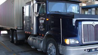 An den Norfolk International Terminals herrscht ein hohes Aufkommen an Fahrzeugen, die ihre Fracht am Hafen anliefern und übernehmen. Jeder Lkw wird bei seiner Ankunft kontrolliert und auf einer Eingangswaage verwogen. Bild: Mettler Toledo (Archiv: Vogel Business Media)