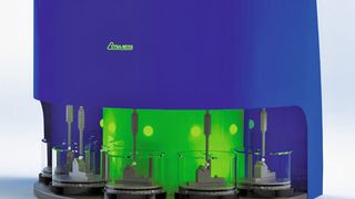 Mit der Prüfmaschine Dyna5Dent 14801 lassen sich bis zu fünf Dentalimplantate gleichzeitig prüfen. Alle fünf Stempel werden unabhängig voneinander angesteuert. So ist es möglich, zum Beispiel drei Prüflinge dynamisch zu testen und gleichzeitig zwei statische Prüfungen durchzuführen. (Bild: Dyna-Mess)