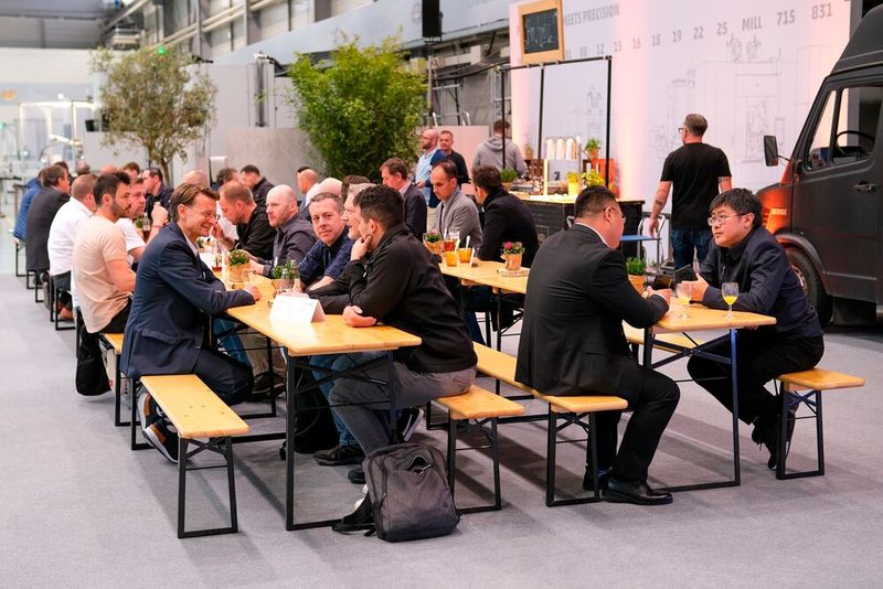 Auch fürs leibliche Wohl war bestens gesorgt: Die Catering Area direkt in der Ausstellung bot zudem Raum für Gespräche und Austausch im Umfeld der Maschinen. (Bild: Chiron)
