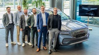 v.li.: Miguel Goncalves,Genesis Sales Area Representative West, Olav Noth, Geschäftsführer Aftersales Schröder Team, Milko Micanovic, Serviceleiter Genesis Schröder Team, Sergen Yildirim, Verkaufsleiter Genesis Schröder Team, Dr. Sebastian Windhaus, Abteilungsleiter Genesis Brand Aftersales, Bastian Merkwitz, Geschäftsführer Schröder Team Holding.  (Bild: Genesis)