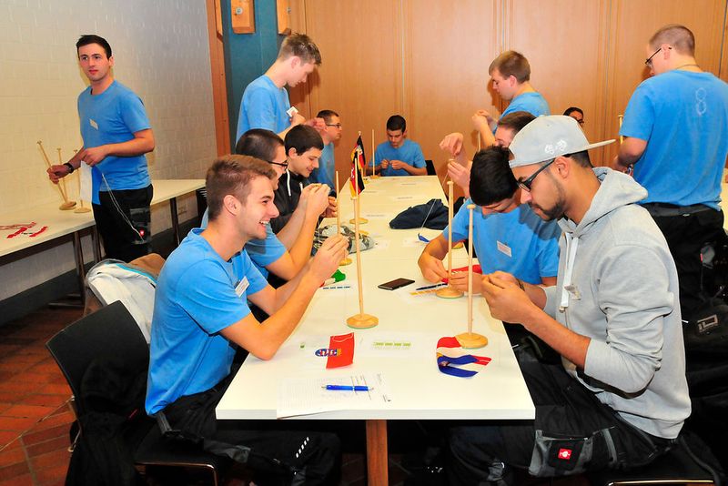 Die erste Aufgabe ist immer, die Fahne des eigenen Bundeslandes zu finden und an einem kleinen Masten zu befestigen. (Schmidt)