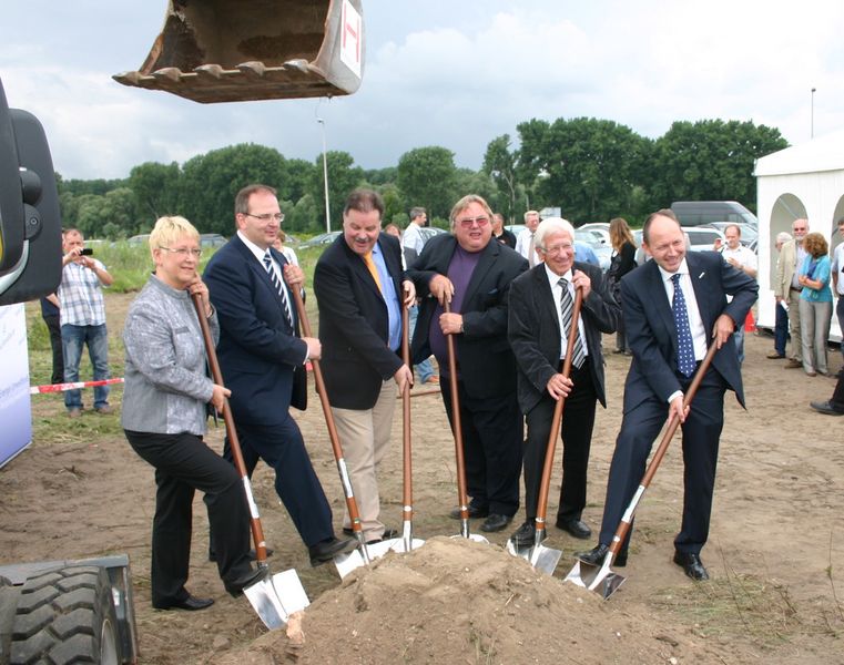 Erster Spatenstich auf dem Gelände des Öko-Energie Umweltfonds im Juli 2012: Sie vollzogen den ersten Spatenstich von Deutschlands erster Kunststoff-Öl-Recyclinganlage, die im Mannheimer Rheinau-Hafen errichtet wird: FDP-Bundestagsabgeordnete Dr. Birgit Reinemund, Oskar Edler von Schickh, Geschäftsführer des Bremer Emissionshauses Ventafonds, Eberhardt Nill, Geschäftsführer der Nill-Tech GmbH, Finanzjournalist Hermann Kutzer, Publizist und Querdenker Dr. Franz Alt sowie Christian Specht, Erster Bürgermeister der Stadt Mannheim (v.l.) (Bild: obs/Ventafonds)