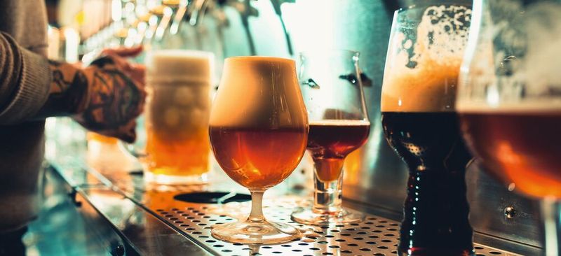 Eine prächtige Schaumkrone ist für viele Biergenießer wichtig. Forscher haben nun entschlüsselt, was den Bierschaum so stabil macht (Symbolbild).(Bild: ©  master1305 - stock.adobe.com)