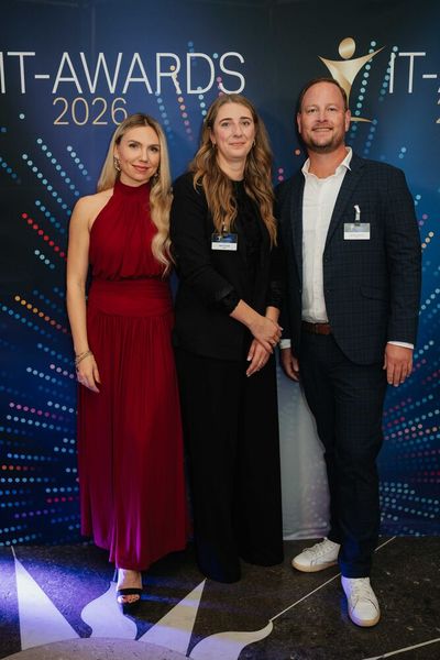 Lydia Hundsdörfer (l.) von Vogel IT-Medien gesellt sich zu Jessica Leuwer und Henning Schlieper von Aagon. (Bild: Manuel Emme Fotografie)
