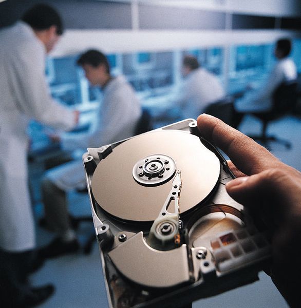 2005 - Datensturzflug: Nach dem Absturz einer zweistrahligen „Grob Spn“ während eines Demonstrationsflugs waren auch die Daten des Flugschreibers nicht mehr intakt. Das Tape-Medium aus dem Flugschreiber landete schließlich im Reinraum von Kroll Ontrack. Das Auslesen des ziemlich in Mitleidenschaft gezogenen Tapes war keine einfache Aufgabe und es konnten wegen der starken Beschädigung nicht alle Daten gerettet werden. Dennoch konnte die Ursache des tragischen Absturzes ermittelt werden: Aufgrund einer Zerlegung des Höhenleitwerks durch Flattern war das Flugzeug nicht mehr steuerbar gewesen. (Kroll Ontrack)