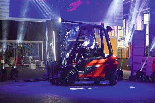 Berlin, Düsseldorf, Offenbach (hier entstand dieses Bild), Stuttgart und Bremen waren die Stationen der Roadshow, an denen Linde Material Handling seine neue modulare Staplerplattform „12XX“ den Händlern und Kunden vorgestellt hat. Berlin, Düsseldorf, Offenbach (hier entstand dieses Bild), Stuttgart und Bremen waren die Stationen der Roadshow, an denen Linde Material Handling seine neue modulare Staplerplattform „12XX“ den Händlern und Kunden vorgestellt hat.