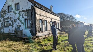 empa-betonschaden (Quelle: Vor Ort in Irland: Empa-Forscher Andreas Leemann steht den Medien Rede und Antwort zu den Forschungsresultaten der Empa.  Paul Dunlop/Ulster University)