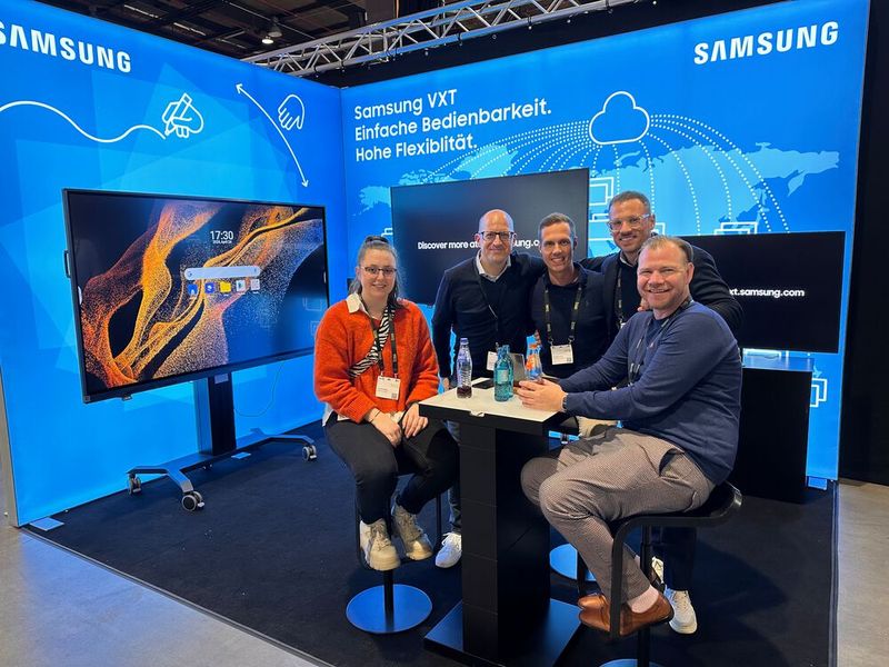 Hannah Weber und Sven Guse (guselux) testen die Flexibilität von (v. l.) Georg Übele, Christoph Emde und Oliver Reinhart (Samsung). (Bild: Vogel IT-Medien GmbH)