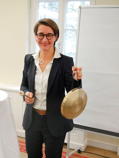 Ring frei für die erste Runde: Nicole Dufft, die charmant durch die beiden Tage führte, läutete den ersten One-on-One-Austausch ein: (Vogel IT-Medien GmbH)