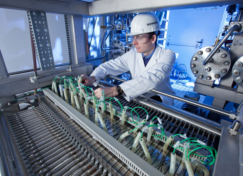 Der Elektrolyseur reagiert binnen Millisekunden auf den zur Verfügung stehenden Strom – ideal für eine stark schwankende Stromproduktion. (Bild: Winzeck/Siemens)
