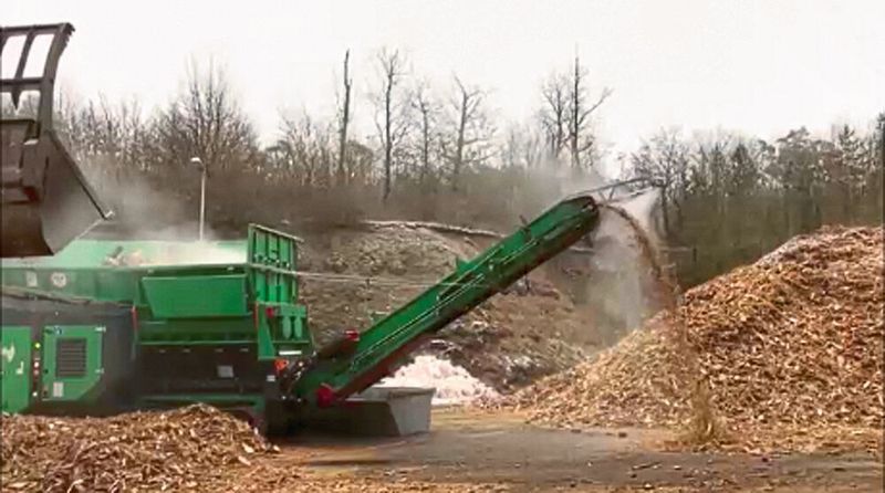 Diese Shredderanlage wurde mit einer Staubbindeanlage ausgerüstet. Hier wird das Material beim Abwurf befeuchtet. Die Staubminderung ist enorm und beträgt ca. 90 Prozent. (Nebolex)