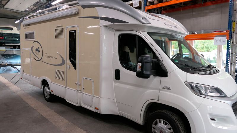 Wohnmobile werden in Erftstadt nicht nur repariert, sondern beispielsweise auch mit Solaranlagen nachgerüstet. (Bild: Wenz - VCG)