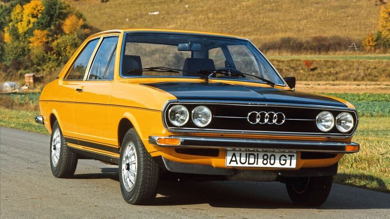 Mit dem zweitürigen „GT“ gab es den Audi 80 ab 1973 auch als echt sportlichen Dynamiker. Sein 100-PS-Motor macht die Familienlimousine gut 175 km/h schnell. (Audi )