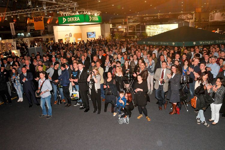 Erstmals feierte die Kfz-Innung Region Stuttgart ihre Freisprechung im Rahmen der Retro Classic und verteilte auf der Messe 251 Gesellenbriefe. (Foto: Zietz)