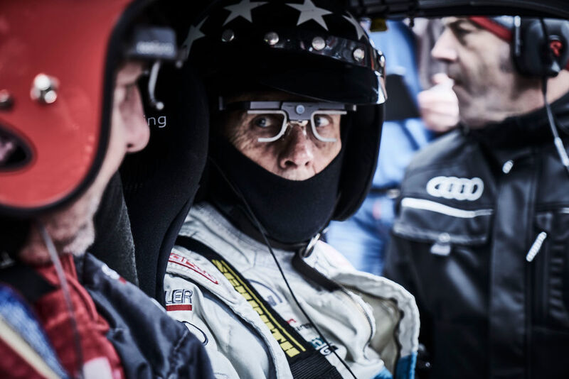 Eyetracking verrät auf der Rennstrecke mehr, als im Labor. Aus dem Vergleich von Rundenzeiten und Blickverläufen zwischen Rennfahrern lässt sich etwa ableiten, welche Sehstrategien schnell machen. Im Bild mit Eyetracking-Brille, Hans-Joachim Stuck. (Bissantz & Company)