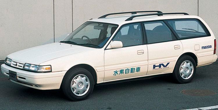 Bereits 1988 stellte Mazda mit dem 626 Capella Hydrogen Rotary Kombi einen Wagen vor, der lokal emissionsfrei fahren konnte und über einen mit Wasserstoff betriebenen Kreiskolbenmotor verfügte. (Mazda)
