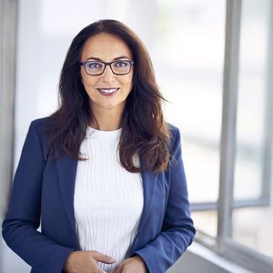 DGB-Chefin Yasmin Fahimi kündigte an, die Gewerkschaften würden die Fragen, wie wettbewerbsfähige Industrie-Strompreise sichergestellt werden könnten, im nächsten Jahr ganz vorne auf die Tagesordnung in den Gesprächen mit der Bundesregierung setzen. „Je tiefer die Schnitte in die Wertschöpfungskette werden, je mehr Unternehmen der Wertschöpfungskette Deutschland verlassen, desto dramatischer wird der Dominoeffekt sein.“(Bild:  Benno Kraehahn)