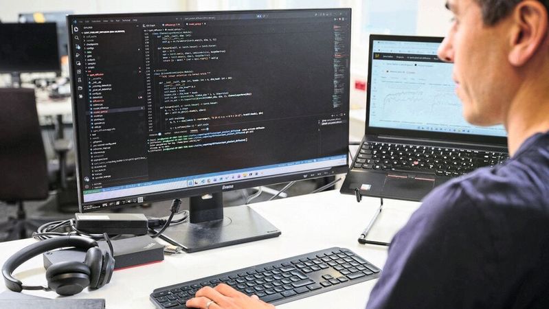 Photonics SDK for C and Python: Computational operations are now abstracted as standard mathematical functions.(Image: Q.ANT)
