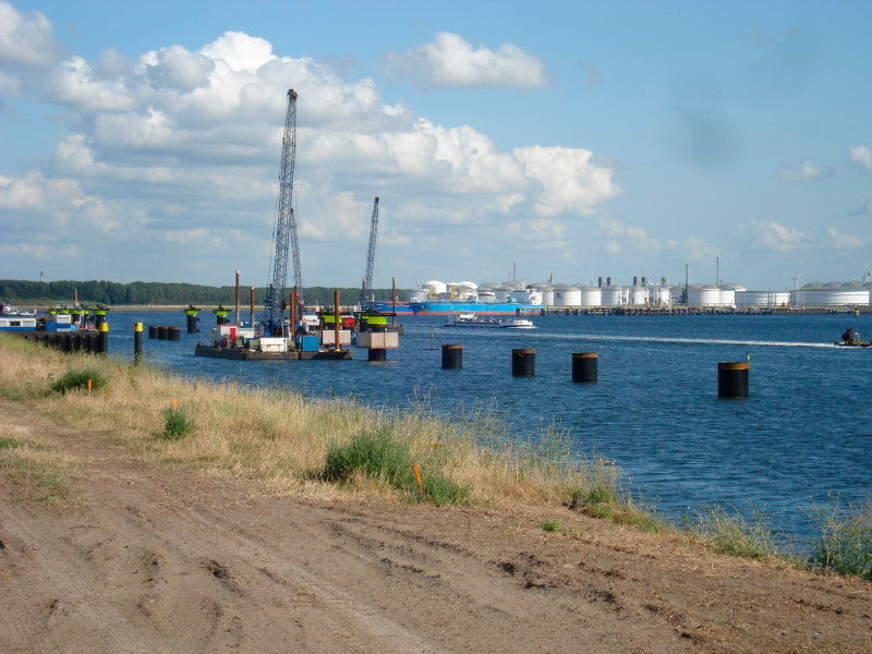 Die  ab Mitte Mai 2015 per Schiff nach Rotterdam gelieferten Rammrohre wurden dort sofort an der neuen Pier verbaut, so dass bereits Ende Juni die ersten Schiffe anlegen konnten. (Bild: Steelwind)