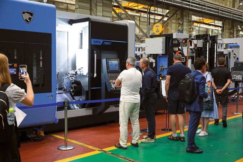 Das Werk in Seongju, der zweite Ausstellungsort der DIMF, wurde mit einer Produktionsinfrastruktur ausgestattet, die für großformatige Werkzeugmaschinenmodelle für Branchen wie die Öl-, Gas- und Luftfahrtindustrie optimiert ist. Ausgestellt wurden Großmaschinen für die Bearbeitung großer Teile, darunter das vertikale Drehzentrum mit Stößel, das für die Luft- und Raumfahrtindustrie optimiert ist, die Mehrzweck-Brückenfräse für Anwendungen wie die Bearbeitung von Formen und ein Bearbeitungszentrum für spezielle Anwendungen, bei denen die Reibrührschweißtechnik zum Einsatz kommt. (Bild: DN Solutions)