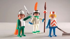 Winkewinke: Drei, die von Beginn an dabei waren, verabschieden sich aus Deutschland. Denn was bereits Anfang des Jahres verkündet wurde, schreitet nun in Richtung Vollzug – die Schließung des Playmobil-Werkes in Dietenhofen.  (Bild: Playmobil)