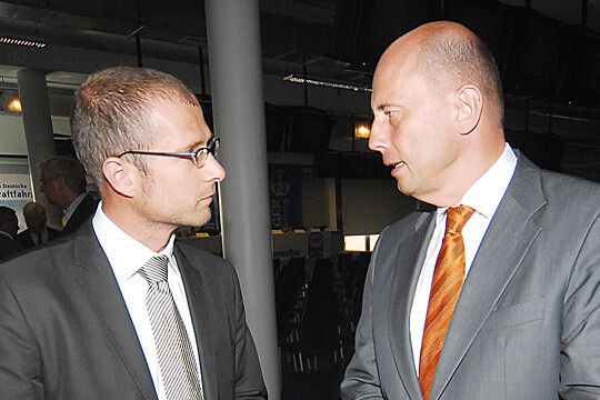 Bundesverkehrsminister Wolfgang Tiefensee (re.) erläuterte im Redaktionsgespräch mit »kfz-betrieb ONLINE«-Reakteur Christoph Baeuchle die Ziele des E-Entwicklungsplans. (Archiv: Vogel Business Media)