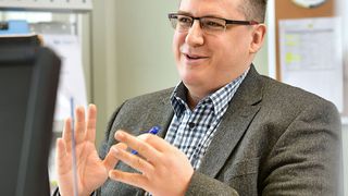 Werner Bayerl, Abteilungsleiter der Infraserv Gendorf Technik: „Doch in vielen Betrieben sind weder die entsprechenden Fachkräfte vorhanden, noch gibt es eine durchgehende, geschweige denn eigene Werknormung oder eine entsprechende digitale Dokumentation.“  (© Infraserv Gendorf/ Thomas L. Fischer)