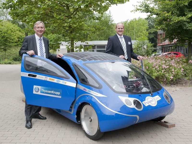 Dr. Reinhold Achatz (l.), Leiter Technology, Innovation & Quality bei der Thyssenkrupp AG, und Dr. Peter Biele (r.) ,Vorstandsvorsitzender von Thyssenkrupp Electrical Steel, testeten das jetzt erstmals der Öffentlichkeit vorgestellte Solarcar mit dem „Herz aus Stahl“. (Bild:)