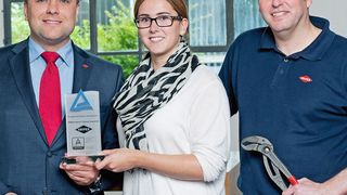 Personalmanagement fest im Blick: (v.l.) Kai Wiedemann (Personalleitung), Celine Keiling (Koordination Ausbildung) und Bernt Schiffmann (technischer Ausbilder) von Knipex. (Knipex)