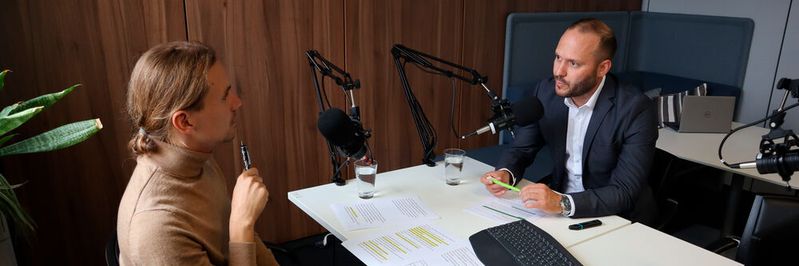 Müssen wir CO2 künftig (auch) als Wertstoff sehen? Andreas Schnitzhofer (rechts), Geschäftsführer der Trenntechnik-Spezialisten GIG Karasek, ist davon überzeugt. (Bild:  PROCESS)