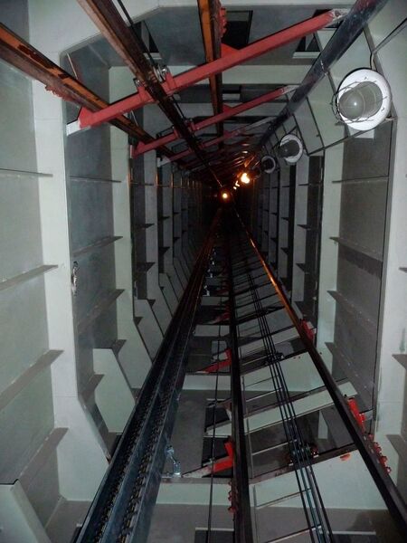 Lapp installierte eine fast 50 m lange Energieführungskette in dem leicht geneigten Pylon. Sie hält die Kabel von den Wänden fern und führt sie sicher zur Aufzugskabine. (Lapp)