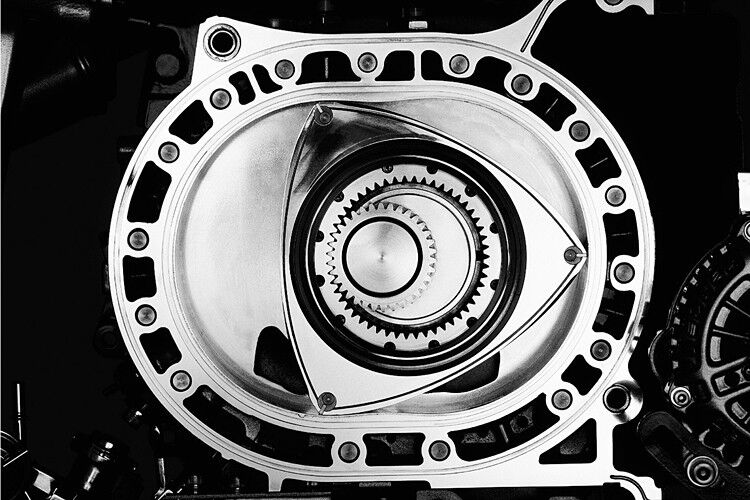 Ansaugen, Verdichten, Arbeiten und Ausstoßen – ohne Ventile, Nockenwellen und andere bewegliche Teile. Der Wankelmotor verblüffte die Fachwelt bei seiner Vorstellung im Jahr 1954 mit seiner Einfachheit. Zudem lief er runder und verschleißärmer als Otto- und Dieselmotoren. (Mazda)