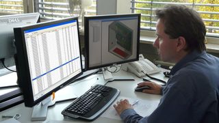 Projektleiter Dipl.-Ing (FH) Lorenz Huber profitiert von zahlreichen Automatismen bei der Projektierung. „Die Prozesse durch den Einsatz der Eplan-Plattform verbessern sich  als sehr sinnvoll empfinden wir das geräteorientierte Arbeiten.“ (Archiv: Vogel Business Media)