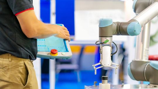 Cobots entlasten Mitarbeiter bei wiederkehrenden, ermüdenden und riskanten Tätigkeiten. Außerdem überzeugen sie durch Kosteneffizienz. Cobots entlasten Mitarbeiter bei wiederkehrenden, ermüdenden und riskanten Tätigkeiten. Außerdem überzeugen sie durch Kosteneffizienz.