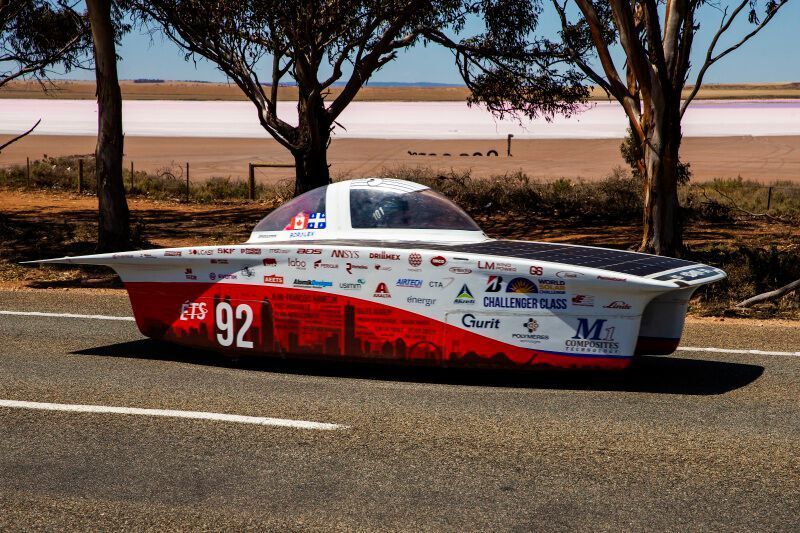 Die Teams überschreiten die Grenzen der technologischen Innovation und erkunden das Outback in einem Fahrzeug, das nur von der Energie der Sonne angetrieben wird. (World Solar Challenge)
