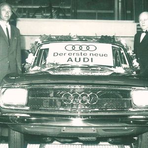 Vor 60 Jahren begann in Ingolstadt eine neue Ära: Am 13. August 1965 rollte der erste Audi nach dem Zweiten Weltkrieg vom Band. Bei der Feier zum Produktionsstart dabei: (v. l.) Auto-Union-Chefingenieur Ludwig Kraus, Auto-Union-Vorstandsvorsitzender Rudolf Leiding, Volkswagen-Marketing- und Vertriebsvorstand Fritz Frank und Auto-Union-Vertriebsvorstand Emil Gräbner.(Audi)